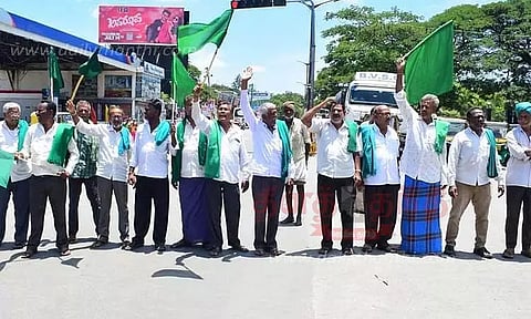 தமிழகத்துக்கு காவிரியில் தண்ணீர் திறப்பு: மண்டியாவில் தீவிரம் அடையும் விவசாயிகள் போராட்டம்