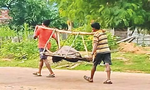 மராட்டிய மாநில எல்லைப்பகுதியில் போக்குவரத்து வசதி இல்லாததால் 25 கி.மீ. கட்டிலில் தூக்கி சென்று ஆஸ்பத்திரியில் சேர்க்கப்பட்ட சிறுமி