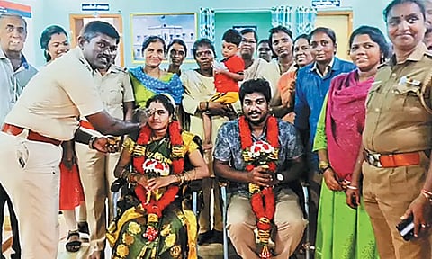 புழல் போலீஸ் நிலையத்தில் பெண் போலீசுக்கு வளைகாப்பு