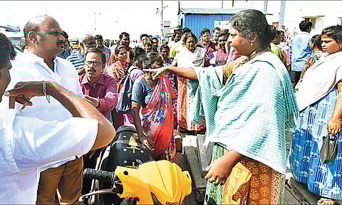 அடிப்படை வசதிகள் செய்து தரக்கோரி பட்டினப்பாக்கத்தில் எம்.எல்.ஏ.வை முற்றுகையிட்ட பெண்கள்