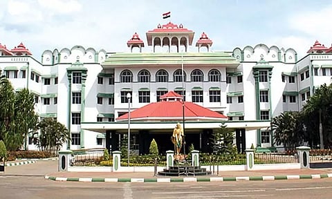 மதுரை ஐகோர்ட்டில் வழக்கு முக்கிய ஆவணங்கள் மாயம் - நீதிமன்ற ஊழியர் உட்பட 3 பேர் கைது