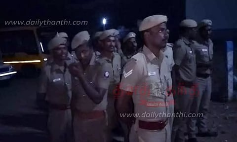 பெயர் பலகையை அகற்ற பொதுமக்கள் எதிர்ப்பு