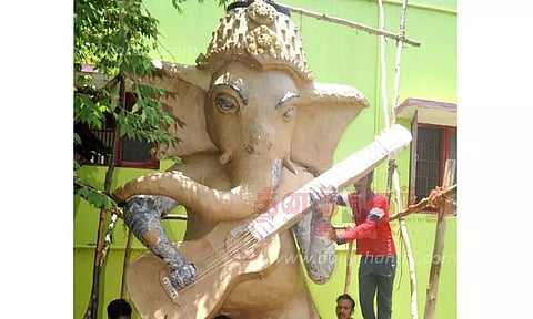 550 கிலோ காகிதத்தால் உருவாகும் பிரம்மாண்ட விநாயகர் சிலை