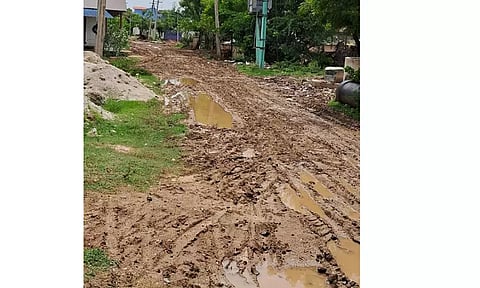 சேறும், சகதியுமான திருவள்ளுவர் சாலை