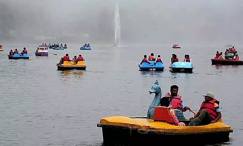 கொடைக்கானலுக்கு படையெடுத்த சுற்றுலா பயணிகள்