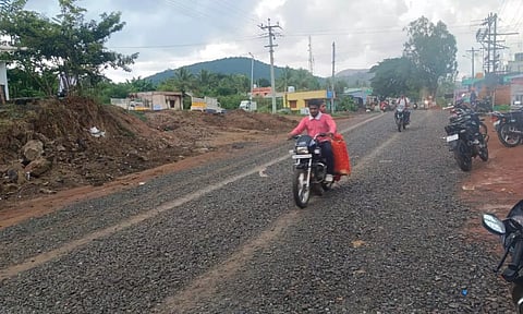 மந்தமாக நடைபெறும் சாலை பணியால் அல்லல்படும் மலைவாழ் மக்கள்