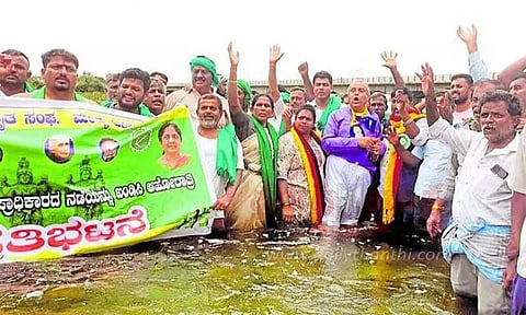 கே.ஆர்.எஸ். அணையில் 2 டி.எம்.சி. தண்ணீர் குறைந்தது; விவசாயிகள் தொடர் போராட்டம்