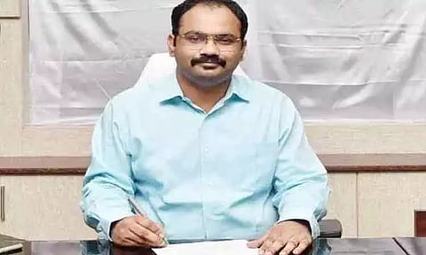 கிராம நிர்வாக அலுவலர்களை தாசில்தார் கண்காணிக்க வேண்டும் - திருவள்ளூர் மாவட்ட கலெக்டர் தகவல்