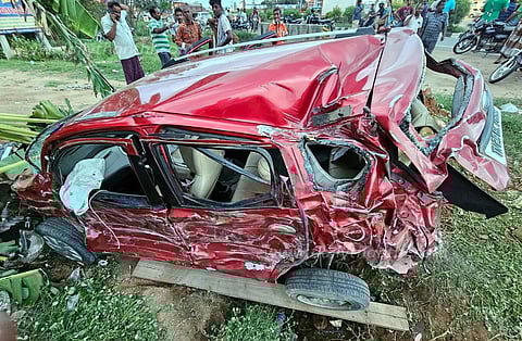 நாமக்கல் அருகேகார் கவிழ்ந்து 4 பேர் காயம்