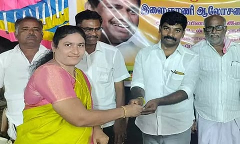 உடன்குடியில் அதிக உறுப்பினர்களை சேர்த்ததி.மு.க. நிர்வாகிகளுக்கு தங்க நாணயம் பரிசு