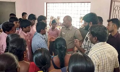 விடுதியில் சாப்பிட்டு வாந்தி-மயக்கம்:மாணவர்கள் சாலை மறியல் போராட்டம்-அதிகாரிகள் பேச்சுவார்த்தையில் சமரசம்