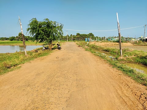 குண்டும், குழியுமான சாலையை சீரமைக்க வேண்டும்