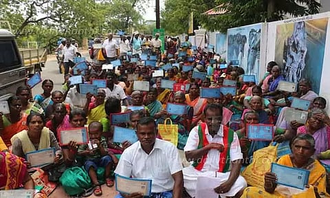 கிராம மக்கள் தரையில் அமர்ந்து தர்ணா போராட்டம்