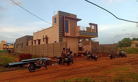 பட்டப்பகலில் வீட்டின் கதவை உடைத்து நகை-பணம் திருட்டு