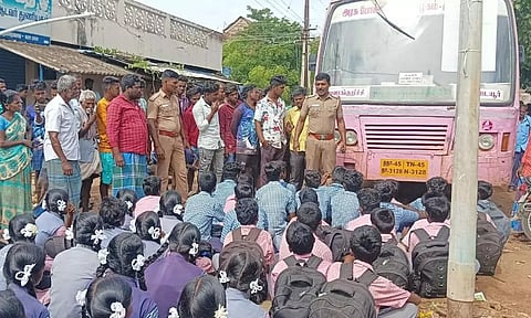 அரசு பஸ்சை சிறைபிடித்துபள்ளி மாணவ- மாணவிகள் போராட்டம்