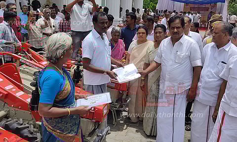 88 விவசாயிகளுக்கு ரூ.1.86 கோடி மதிப்பில் அரசு மானியத்துடன் நவீன எந்திரங்கள்- அமைச்சர் மூர்த்தி வழங்கினார்