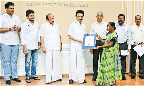 சிறிய வகை வேளாண் எந்திரங்களின் பயன்பாட்டை ஊக்குவிக்க விவசாய கருவிகள் வழங்கும் திட்டம் முதல்-அமைச்சர் தொடங்கிவைத்தார்