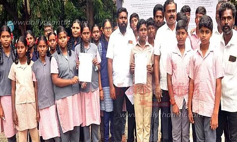 மொடக்குறிச்சி அருகே பள்ளிக்கூடம் சென்று வர பஸ் வசதி கலெக்டரிடம் மாணவ-மாணவிகள் மனு