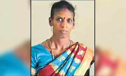 கழிவறையை சுத்தம் செய்வதில் பக்கத்து வீட்டினருடன் தகராறுகணவரை தடுக்க வந்த பெண் தவறி விழுந்து சாவு