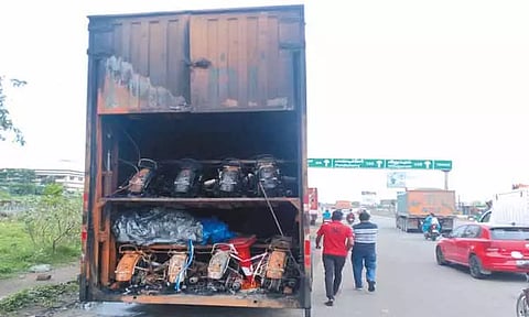 ஒரகடம் அருகே மோட்டார் சைக்கிள்களை ஏற்றி சென்ற கன்டெய்னர் லாரி தீப்பிடித்து எரிந்தது