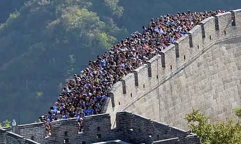 வரலாற்று சிறப்புமிக்க சீன பெருஞ்சுவரை சேதப்படுத்திய 2 பேர் கைது