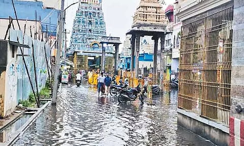 திருவள்ளூர் வீரராகவ பெருமாள் கோவில் முன்பு குளம் போல் தேங்கிய மழைநீர்