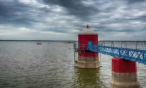 சென்னை புறநகர் பகுதியில் பெய்த மழையால் ஏரிகளுக்கு நீர் வரத்து; 8 டி.எம்.சி. கையிருப்பு இருப்பதாக அதிகாரிகள் தகவல்