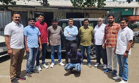 போலீஸ்காரரை தாக்கிவிட்டு கைவிலங்குடன் தப்பி ஓடிய விசாரணை கைதி