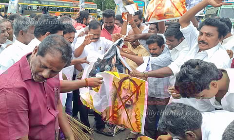 உதயநிதி ஸ்டாலின் தலைக்கு ரூ.10 கோடி பரிசு அறிவித்தசாமியாரின் உருவப்படத்துக்கு தீ வைத்து நாகையில், தி.மு.க.வினர் போராட்டம்