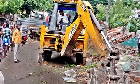 திருவொற்றியூரில் சாலையை ஆக்கிரமித்து கட்டி இருந்த சுற்றுச்சுவர் இடித்து அகற்றம்; மாநகராட்சி அதிகாரிகள் நடவடிக்கை
