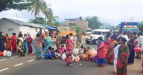 குடிநீர் கேட்டு பொதுமக்கள் சாலை மறியல்