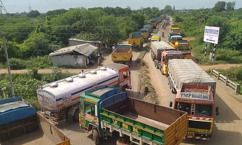 பெ.பொன்னேரி சாலையில் 2 கி.மீ. தூரம் அணிவகுத்து நின்ற லாரிகள்