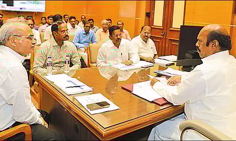 மழைநீர் வடிகால் பணிகளை விரைந்து முடிக்க வேண்டும்: அதிகாரிகளுக்கு அமைச்சர் எ.வ.வேலு உத்தரவு