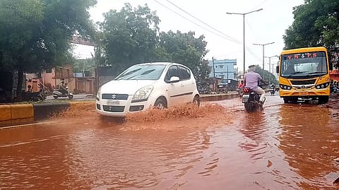தாழ்வான பகுதிகளை வெள்ளம் சூழ்ந்தது