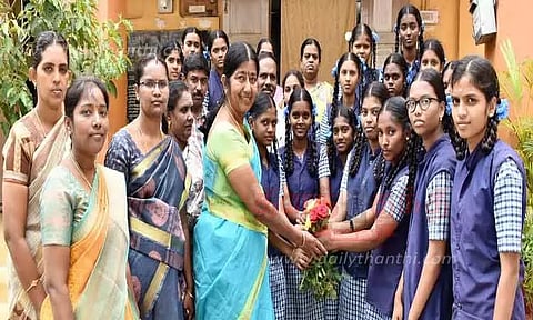 அரசு பள்ளிக்கூடங்களில்ஆசிரியர் தின விழா கொண்டாட்டம்பரிசு கொடுத்து வாழ்த்து பெற்ற மாணவ-மாணவிகள்