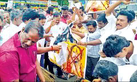 உதயநிதி ஸ்டாலின் தலைக்கு ரூ.10 கோடி பரிசு அறிவித்த சாமியாரின் உருவபொம்மையை எரித்து தி.மு.க.வினர் போராட்டம்