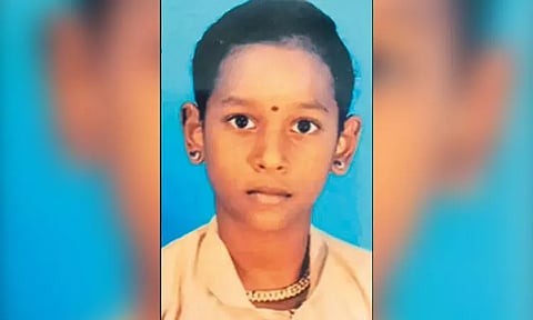 தேர்வில் குறைவான மதிப்பெண் பெற்றதை கண்டித்ததால் 8-ம் வகுப்பு மாணவி தூக்குப்போட்டு தற்கொலை