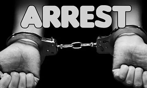 மோட்டார் சைக்கிள் திருடிய 2 பேர் பிடிபட்டனர்