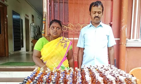 மோட்டார் சைக்கிளில் மதுபாட்டில்கள் கடத்திய பெண் உள்பட 2 பேர் கைது