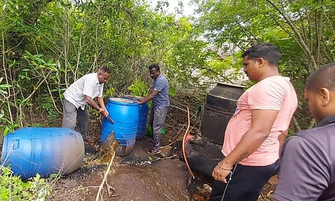 800 லிட்டர் சாராய ஊறல் அழிப்பு