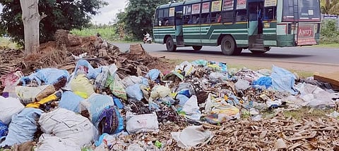 குப்பைக் கழிவுகளை கொட்டும் மர்ம நபர்கள்