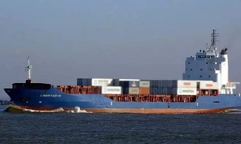 செபலோனியா தீவு அருகே நடுக்கடலில் கப்பல்கள் மோதி விபத்து