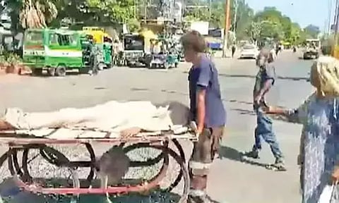 இறந்த மகனின் உடலை தள்ளுவண்டியில் ஏற்றி சென்ற தாய் - உத்தரபிரதேசத்தில் அவலம்