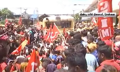 மத்திய அரசை கண்டித்து கிண்டியில் மார்க்சிஸ்ட் கம்யூனிஸ்ட் கட்சியினர் ரெயில் மறியல் போராட்டம்
