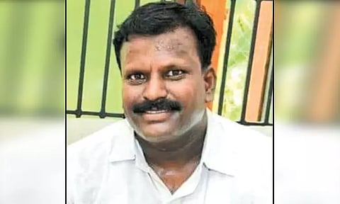 முகப்பேரில் மீன் கடைக்குள் புகுந்து துணிகரம்; அ.ம.மு.க. பிரமுகர் வெட்டிக்கொலை