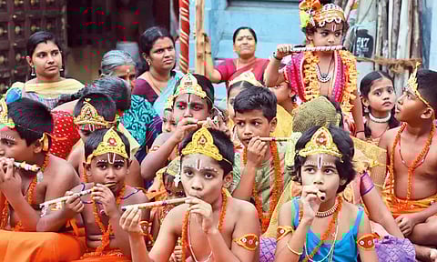 ராதை, கிருஷ்ணர் வேடம் அணிந்து உற்சாகம்: சென்னையில் கிருஷ்ண ஜெயந்தி கோலாகலம்