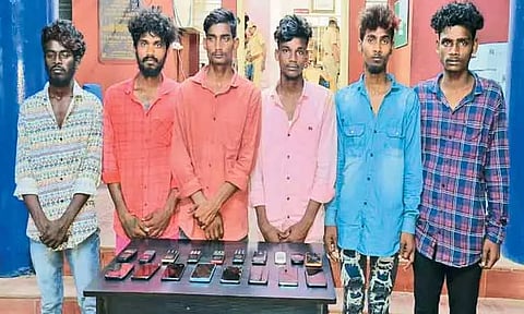 தாழம்பூர் அருகே கல்லூரி மாணவர்களிடம் கத்தி முனையில் வழிப்பறி; 6 பேர் கைது