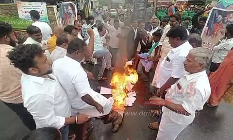 அயோத்தி சாமியாரின் உருவப்படம் எரிப்பு