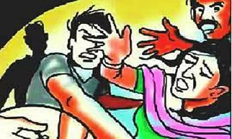 தூத்துக்குடி கடற்கரை சாலையில் பரபரப்பு;காதலனை தாக்கி விரட்டிவிட்டுஇளம்பெண் பாலியல் பலாத்காரம்