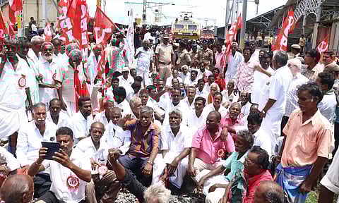 மத்திய அரசை கண்டித்து மார்க்சிஸ்ட் கம்யூனிஸ்டு கட்சியினர் மறியல் 748 பேர் கைது